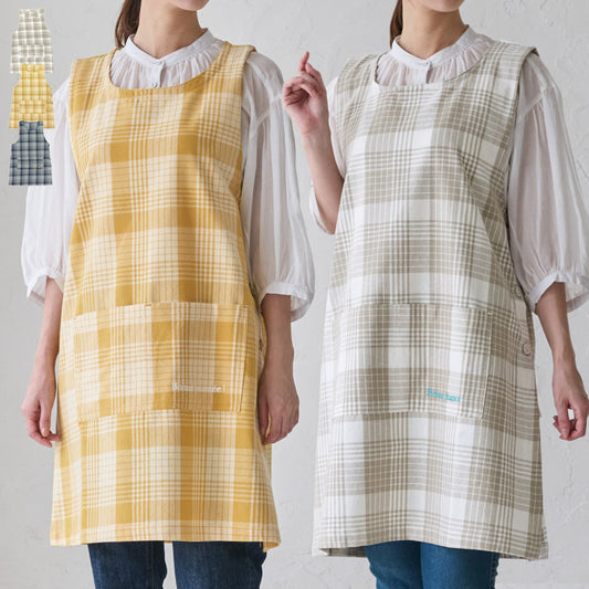 お尻が隠れるチェック×ロゴ刺しゅう脇ボタンエプロン