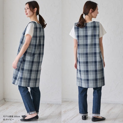 お尻が隠れるチェック×ロゴ刺しゅう脇ボタンエプロン