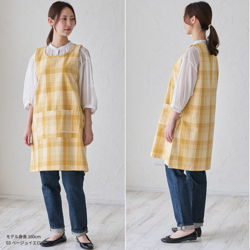 お尻が隠れるチェック×ロゴ刺しゅう脇ボタンエプロン