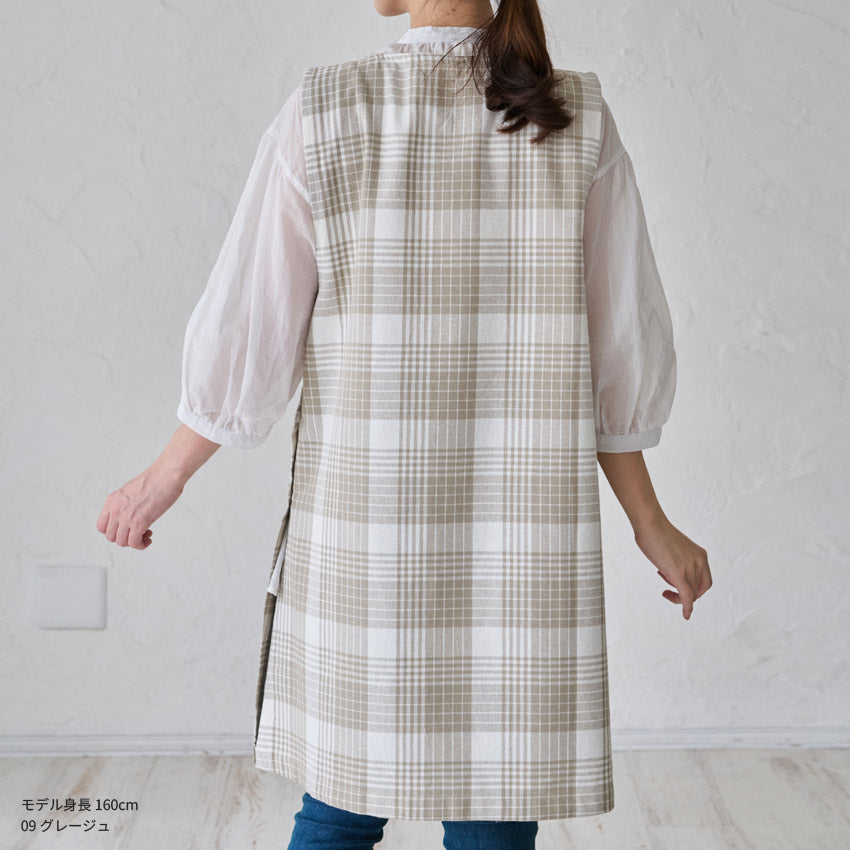 お尻が隠れるチェック×ロゴ刺しゅう脇ボタンエプロン