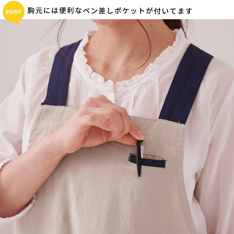 お尻が隠れるナチュラルな風合いのサロペットエプロン