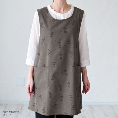 お尻が隠れる小花柄エプロン