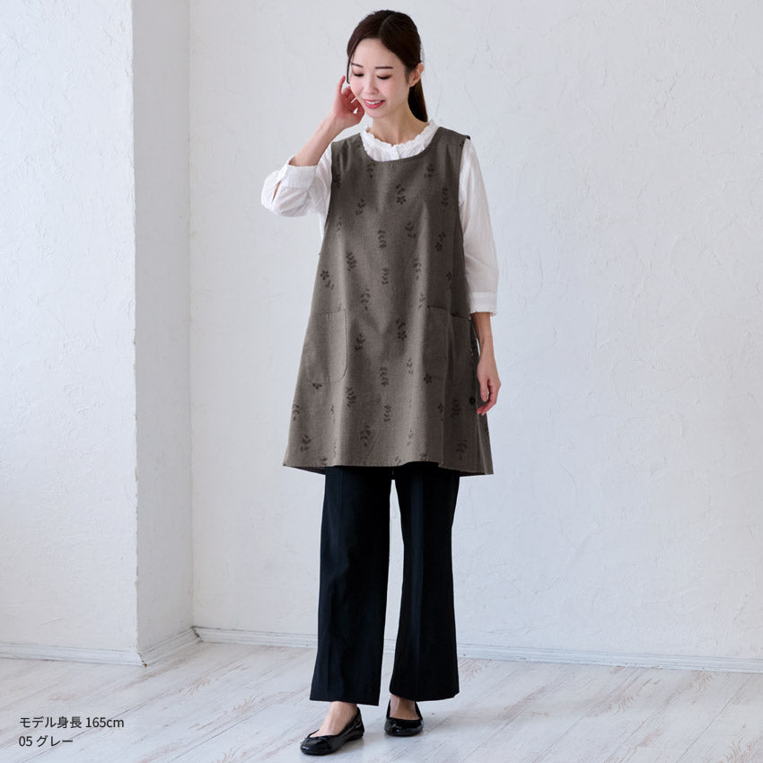 お尻が隠れる小花柄エプロン