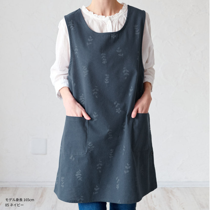 お尻が隠れる小花柄エプロン