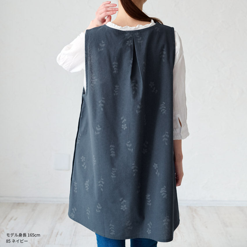 お尻が隠れる小花柄エプロン