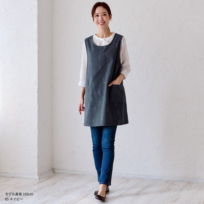 お尻が隠れる小花柄エプロン