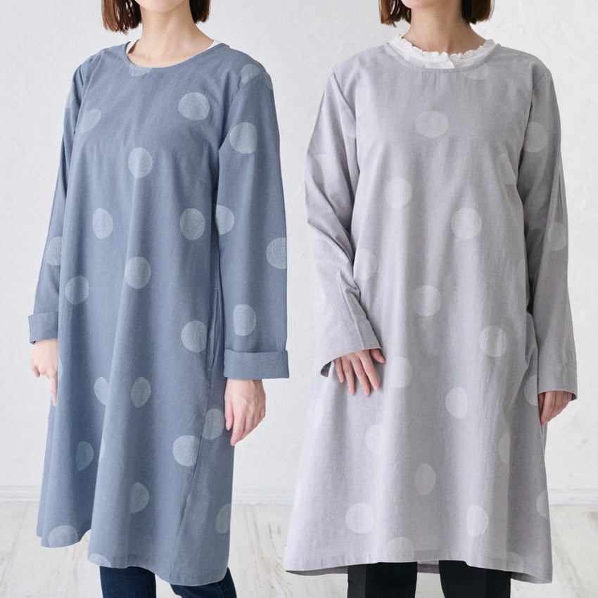 ゆったりとした着心地のドット柄割烹着