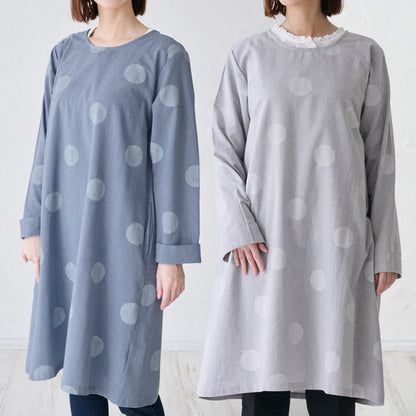 ゆったりとした着心地のドット柄割烹着