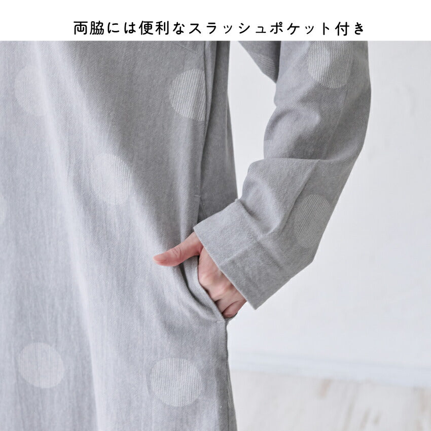 ゆったりとした着心地のドット柄割烹着