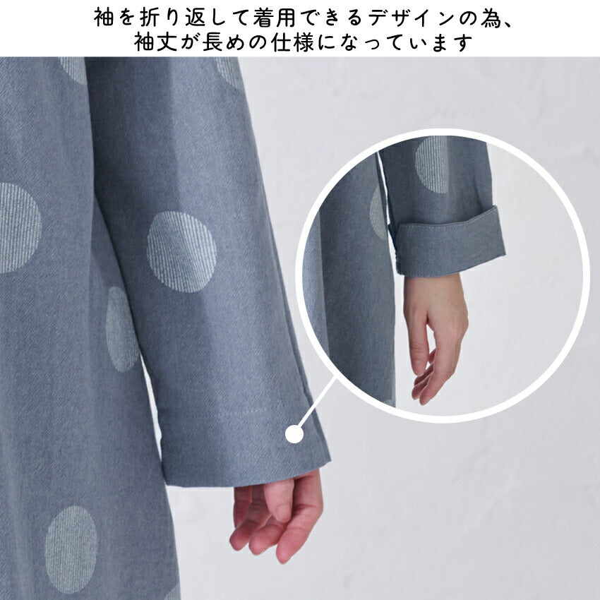 ゆったりとした着心地のドット柄割烹着