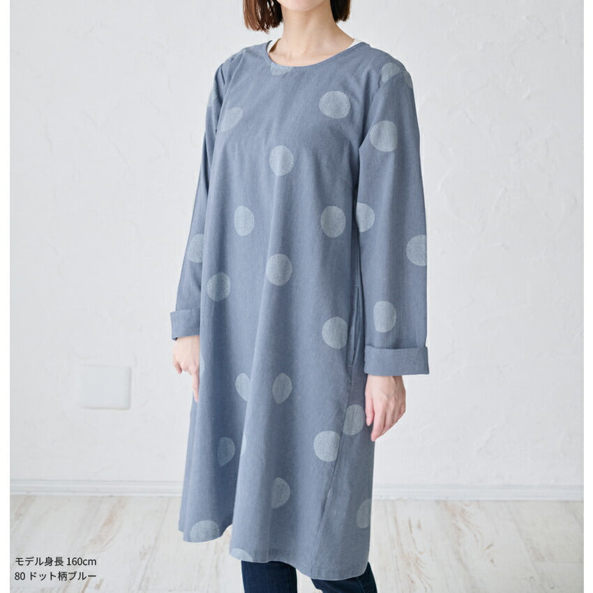 ゆったりとした着心地のドット柄割烹着