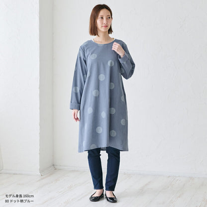 ゆったりとした着心地のドット柄割烹着