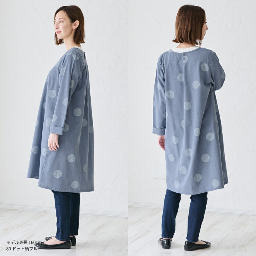 ゆったりとした着心地のドット柄割烹着