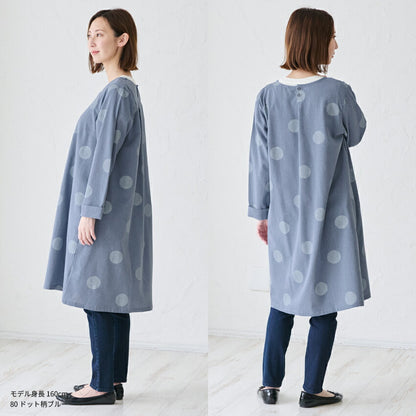 ゆったりとした着心地のドット柄割烹着