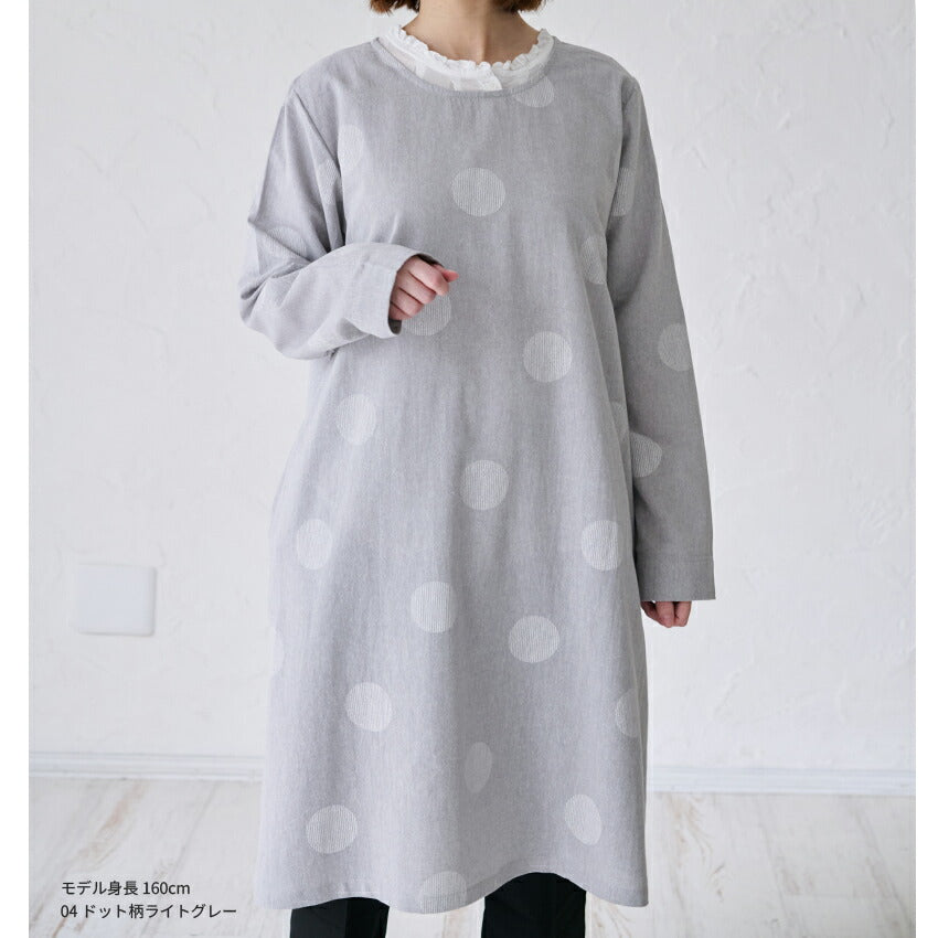 ゆったりとした着心地のドット柄割烹着
