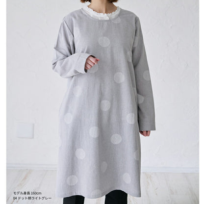 ゆったりとした着心地のドット柄割烹着