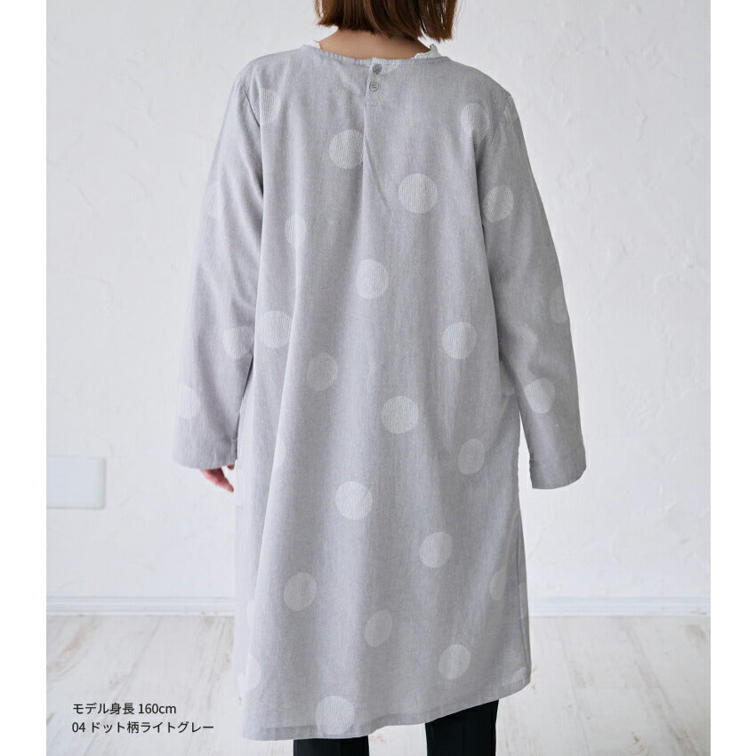 ゆったりとした着心地のドット柄割烹着