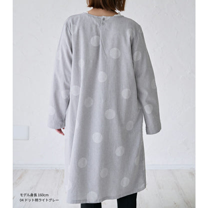 ゆったりとした着心地のドット柄割烹着