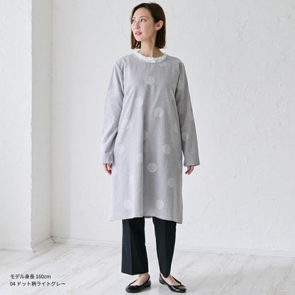 ゆったりとした着心地のドット柄割烹着