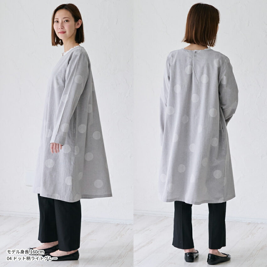 ゆったりとした着心地のドット柄割烹着