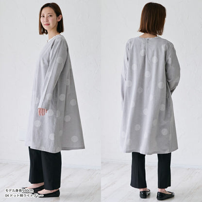 ゆったりとした着心地のドット柄割烹着