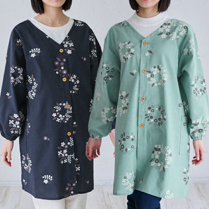 ゆったりとした着心地の花柄柄割烹着