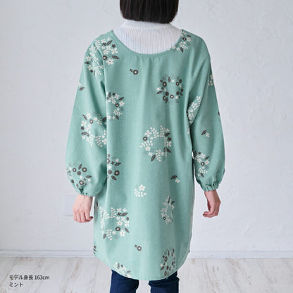 ゆったりとした着心地の花柄柄割烹着
