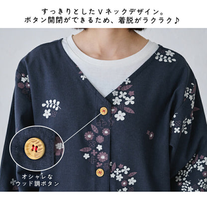 ゆったりとした着心地の花柄柄割烹着
