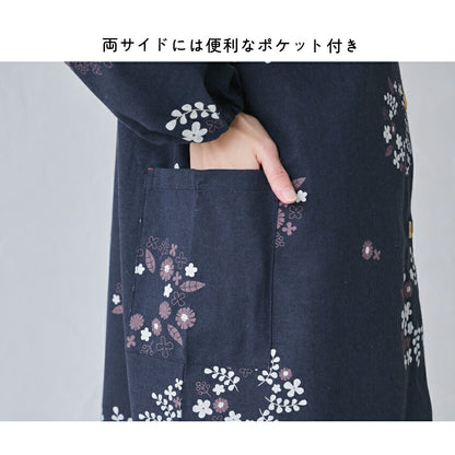 ゆったりとした着心地の花柄柄割烹着