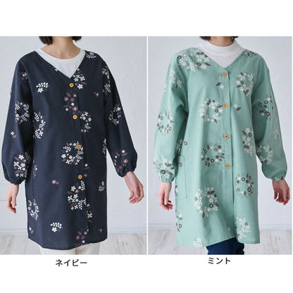 ゆったりとした着心地の花柄柄割烹着