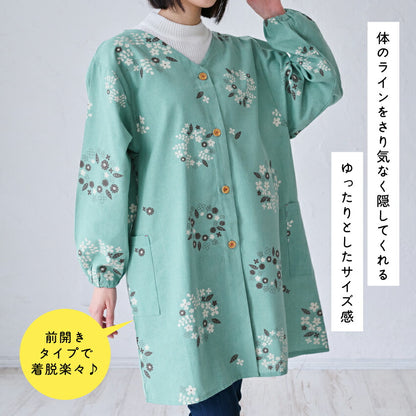 ゆったりとした着心地の花柄柄割烹着