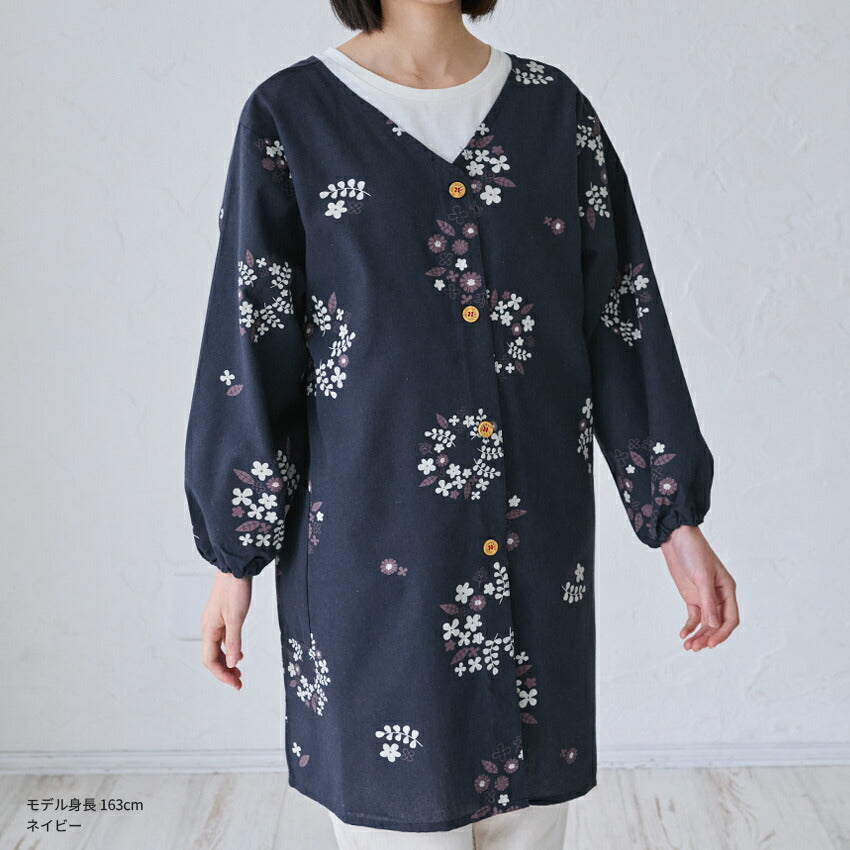 ゆったりとした着心地の花柄柄割烹着