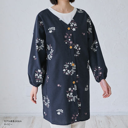 ゆったりとした着心地の花柄柄割烹着