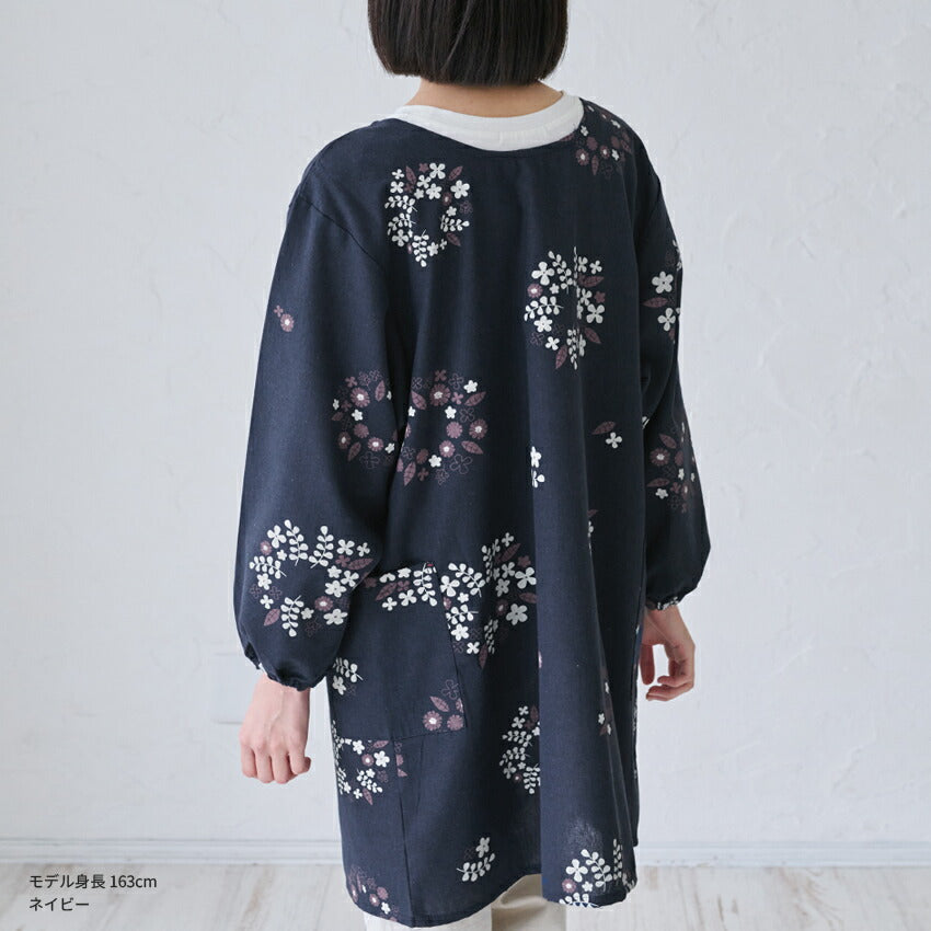 ゆったりとした着心地の花柄柄割烹着
