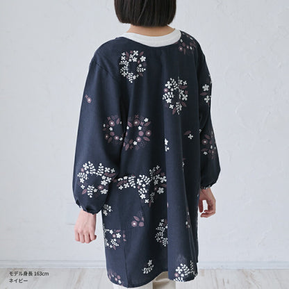 ゆったりとした着心地の花柄柄割烹着