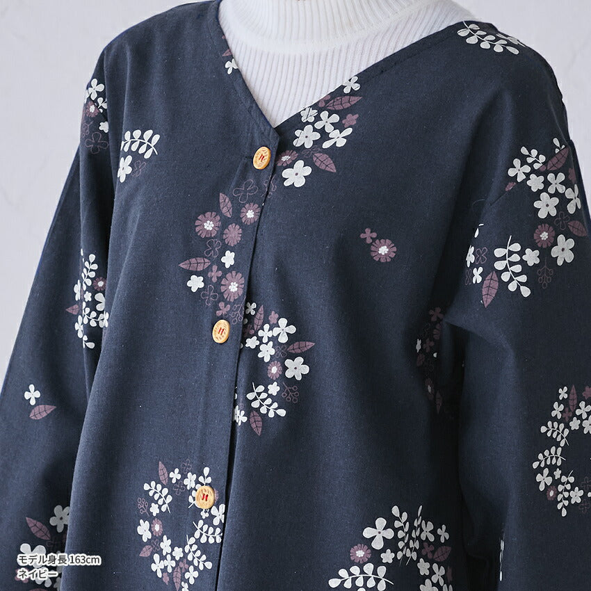ゆったりとした着心地の花柄柄割烹着
