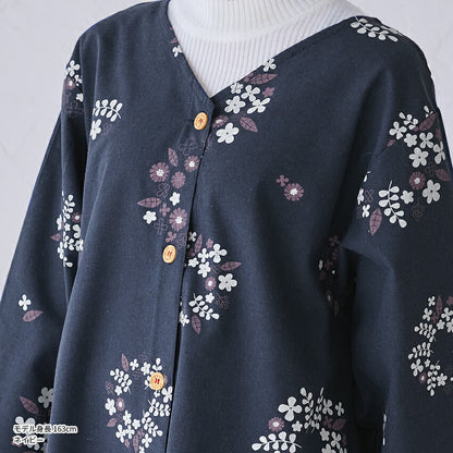 ゆったりとした着心地の花柄柄割烹着