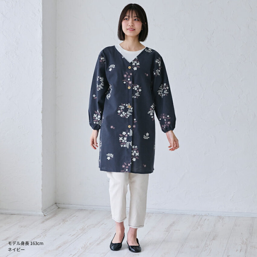 ゆったりとした着心地の花柄柄割烹着