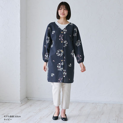 ゆったりとした着心地の花柄柄割烹着
