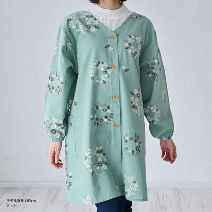 ゆったりとした着心地の花柄柄割烹着