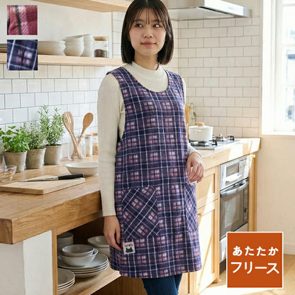 可愛いネコのネームタグ付き！お尻が隠れるチェック柄フリースエプロン