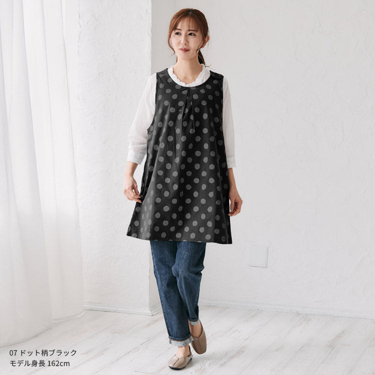 お尻が隠れるドット柄ワンピースエプロン