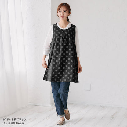 お尻が隠れるドット柄ワンピースエプロン
