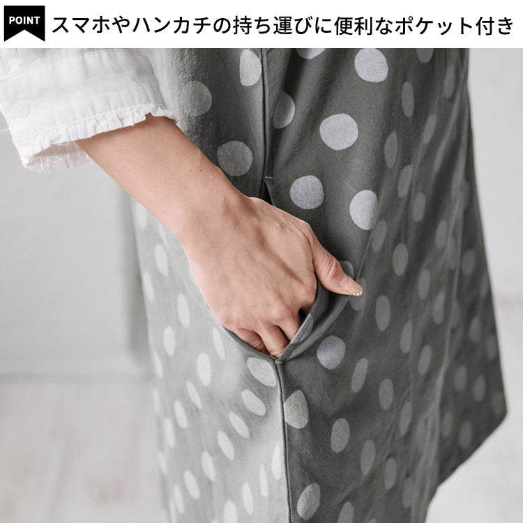 お尻が隠れるドット柄ワンピースエプロン