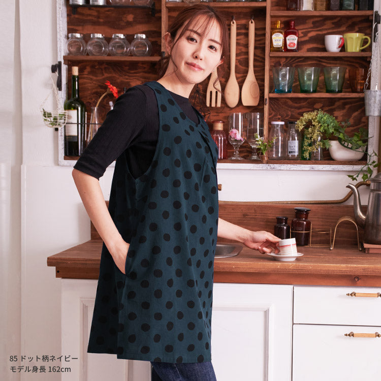 お尻が隠れるドット柄ワンピースエプロン