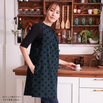 お尻が隠れるドット柄ワンピースエプロン