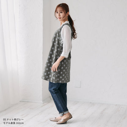 お尻が隠れるドット柄ワンピースエプロン