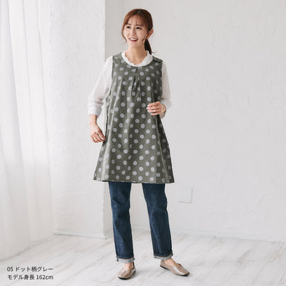 お尻が隠れるドット柄ワンピースエプロン