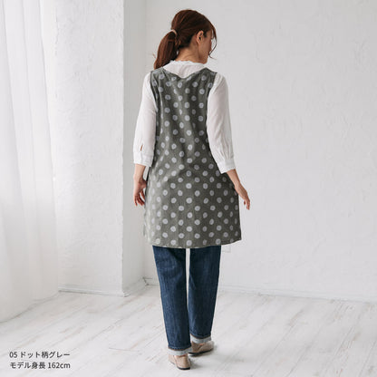 お尻が隠れるドット柄ワンピースエプロン