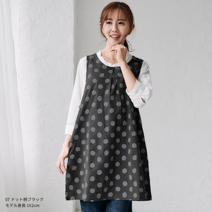 お尻が隠れるドット柄ワンピースエプロン